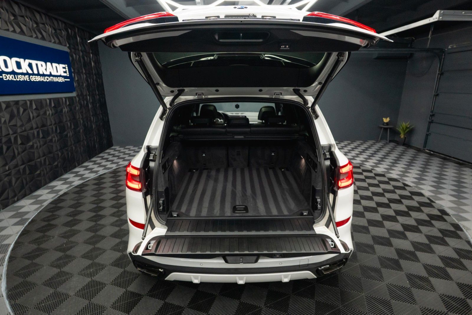 Fahrzeugabbildung BMW X5 M50i Shadow Line | ACC | Pano | Laser | Sky