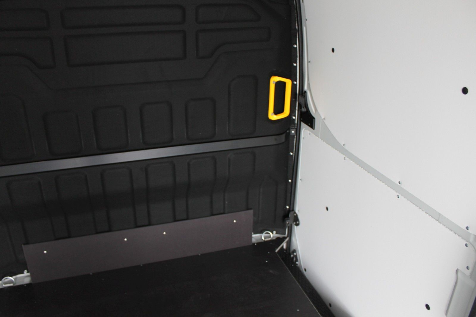 Fahrzeugabbildung Iveco Daily Kasten 3,0 Diesel/Verkleid+Holzboden