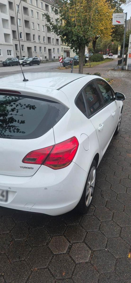 Opel Astra 2011 — photo 9