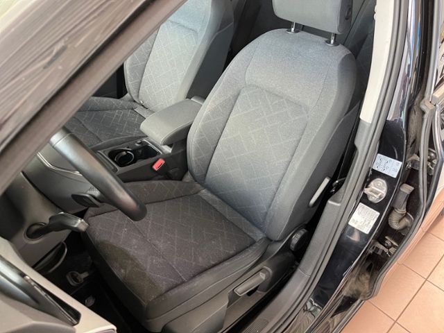 Fahrzeugabbildung Volkswagen Golf VIII 2.0 TDI DSG LIFE NAVI ACC GJR LED