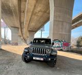 Jeep Wrangler  Hybrid Sahara   - Jeep Wrangler Sahara mit Hybrid-Antrieb (Benzin/Elektro)