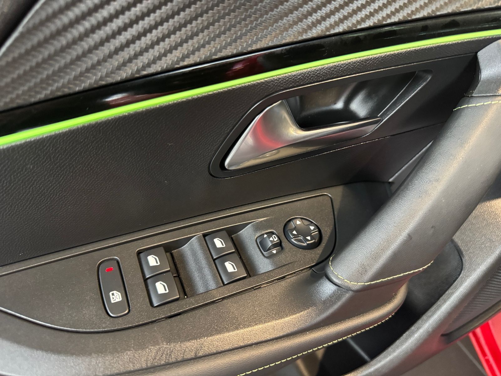 Fahrzeugabbildung Peugeot 2008 GT PANO LED NAVI ALU
