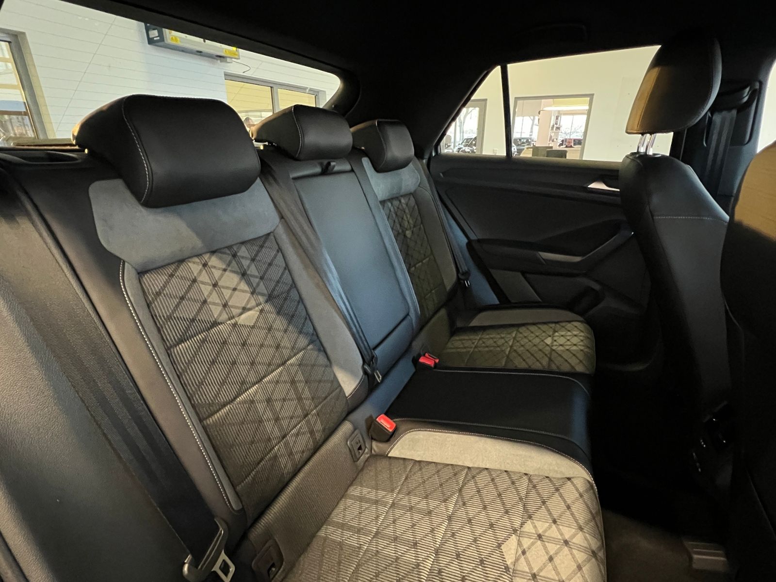 Fahrzeugabbildung Volkswagen T-Roc R-Line 1.5 TSI DSG *Black Style,AHK,Navi*