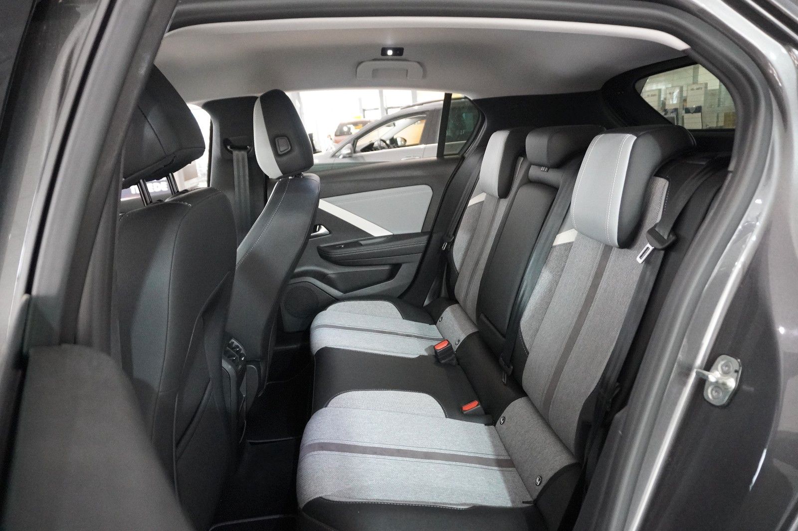Fahrzeugabbildung Opel Astra L Lim. 1.2T ELEGANCE NAVI/LED/KAMERA/SPORT