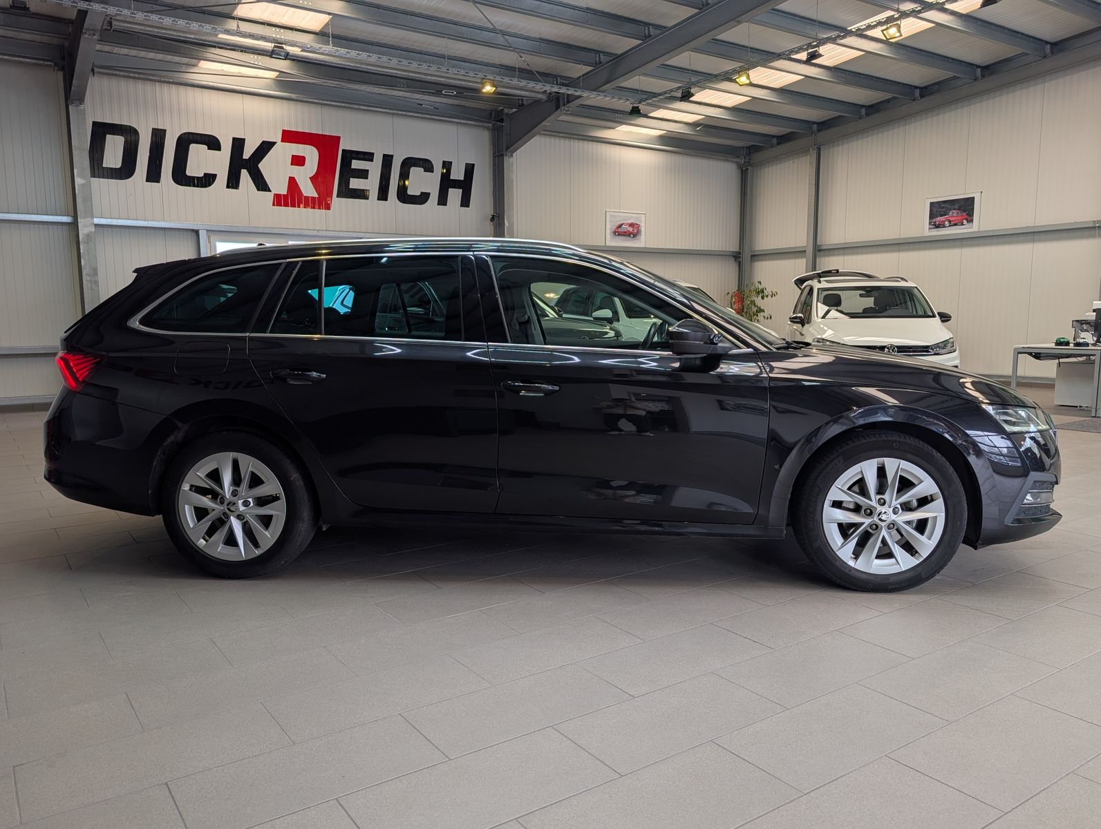 Fahrzeugabbildung SKODA Octavia 2.0 TDI First Edition LED Memory Pano 17