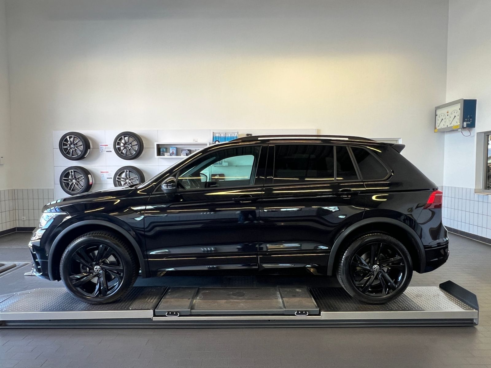 Fahrzeugabbildung Volkswagen Tiguan R-Line 2.0 TDI DSG 4MOTION *AHK, LED, Bla