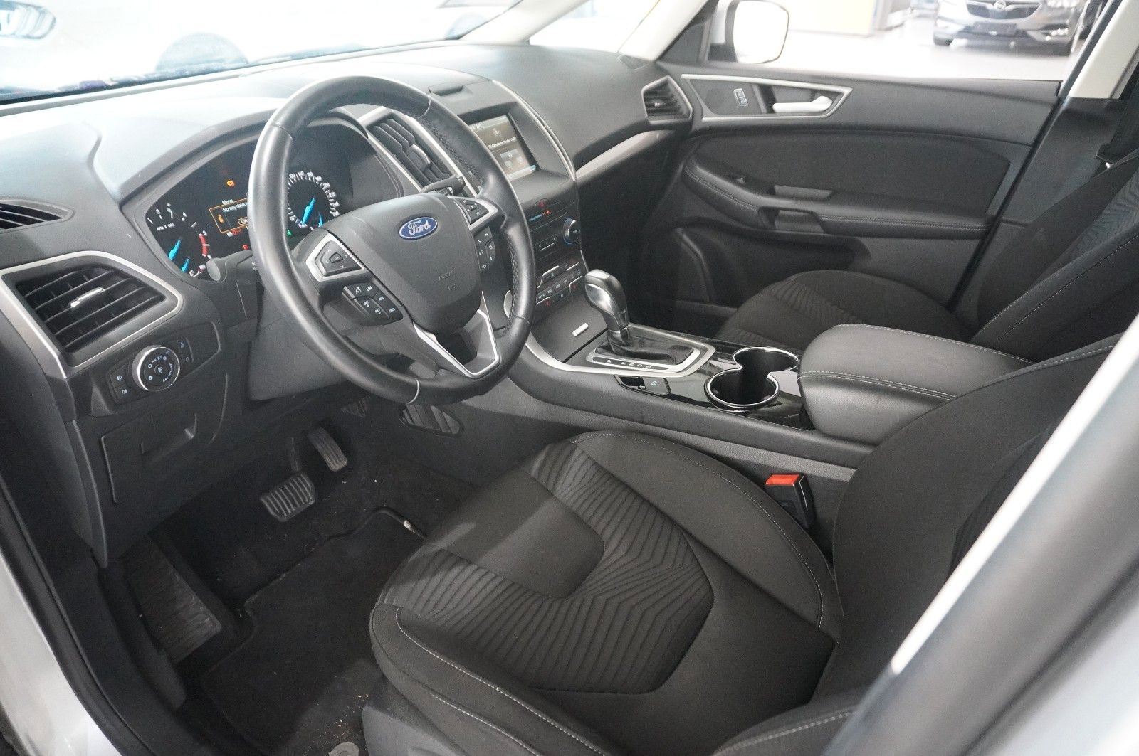 Fahrzeugabbildung Ford S-Max 2.0D BUSINESS 4X4 7-SITZE NAVI/SH/PDC/TEMP