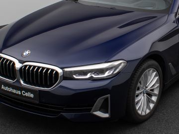 Fahrzeugabbildung BMW 520d xD Luxury Line Kamera HUD DAB HiFi DisplKey