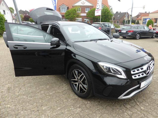 Mercedes-Benz GLA-Klasse GLA 200 7G-Tronic  Style LED/Navi/R-K