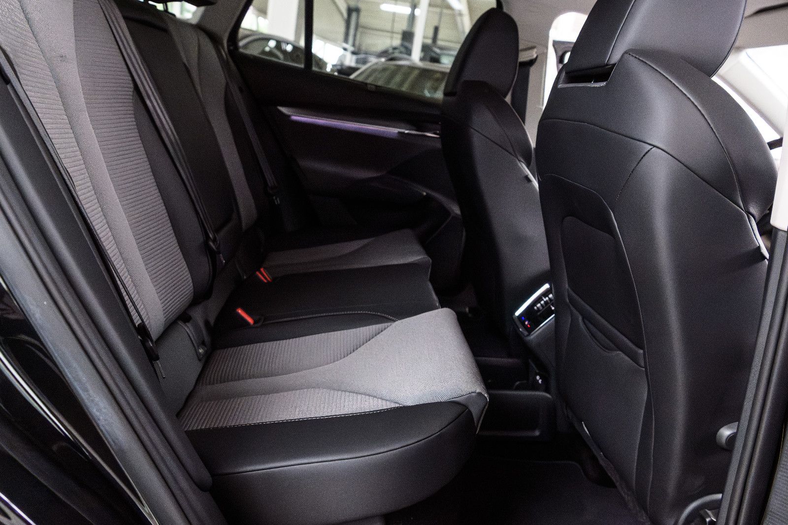 Fahrzeugabbildung SKODA Enyaq 60 Loft MATRIX-LED+RFK+NAVI+KEYLESS+SZH