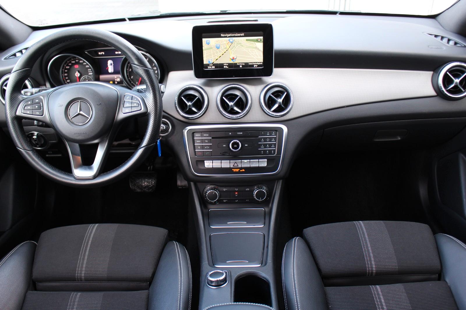 Mercedes-Benz CLA 180 Shooting Brake AMG line+Navi+LED+T-Leder