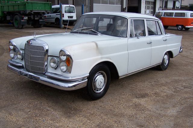 Mercedes-Benz 230