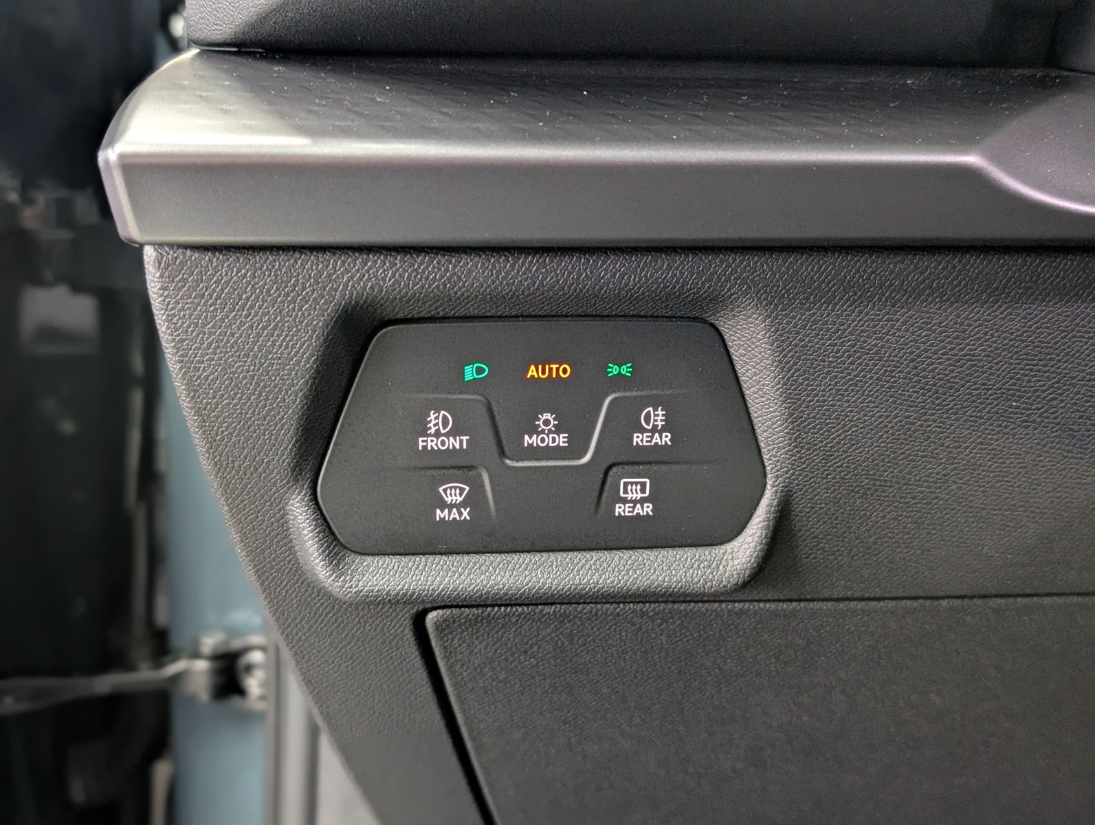 Fahrzeugabbildung CUPRA Leon 1.5 e-Hybrid PLUG-IN LED INTELIG-DRIVE EDGE