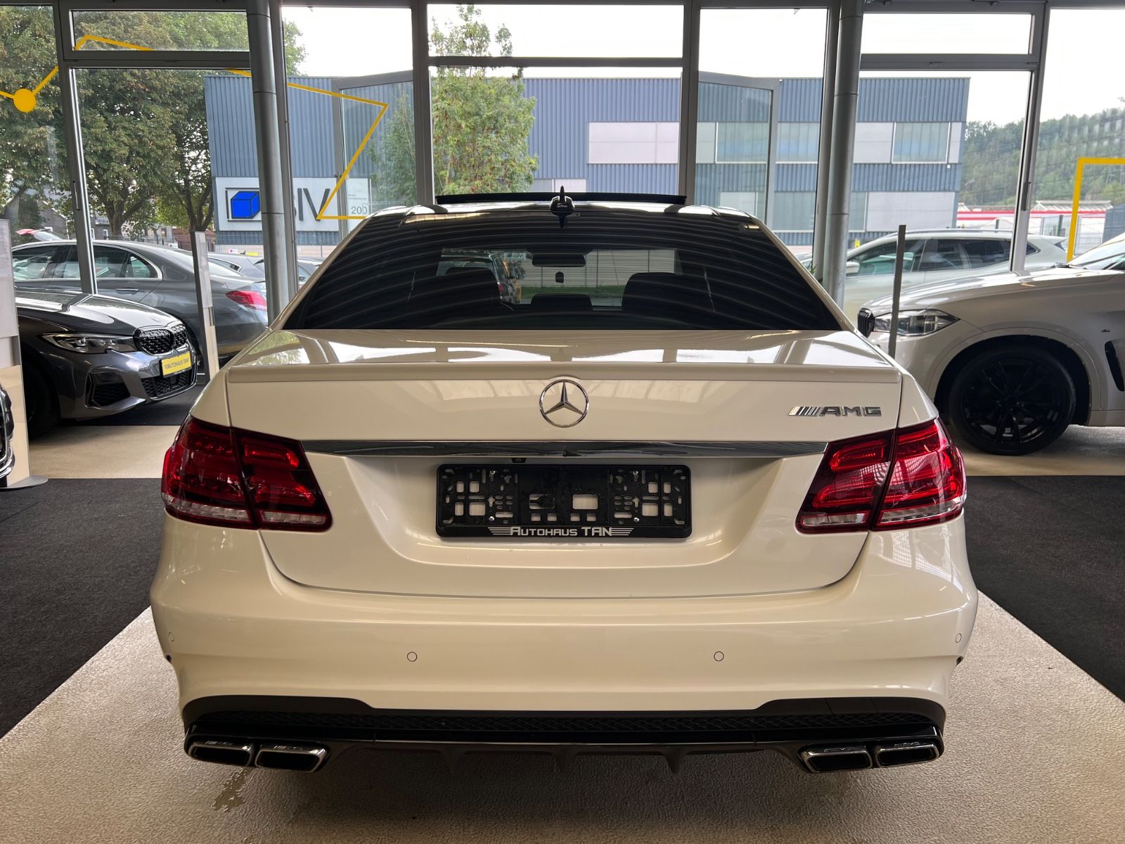 Fahrzeugabbildung Mercedes-Benz E 63 AMG E Lim. *DIAMANTWEISS*MB-SCHECKHEFT*
