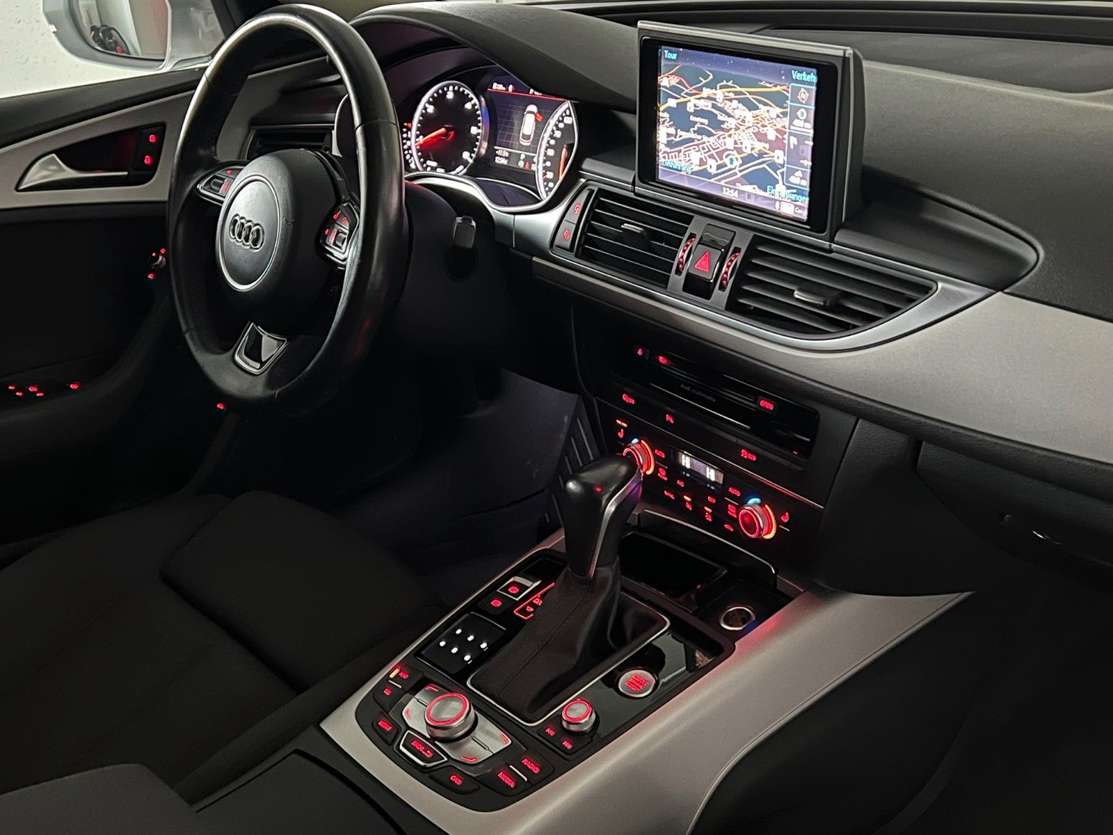 Fahrzeugabbildung Audi A6 Avant 2.0 TDI ultra/NAVI/KAMERA/4-ZONEN/ACC