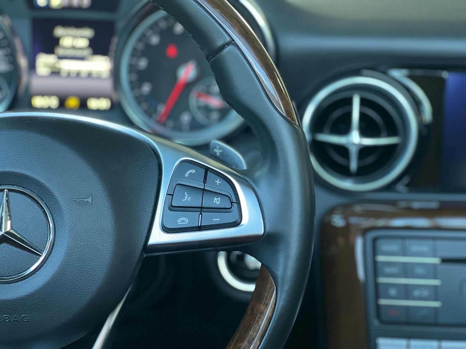 Fahrzeugabbildung Mercedes-Benz SLC 200 LED LEDER NAV SHZ PDC 18"