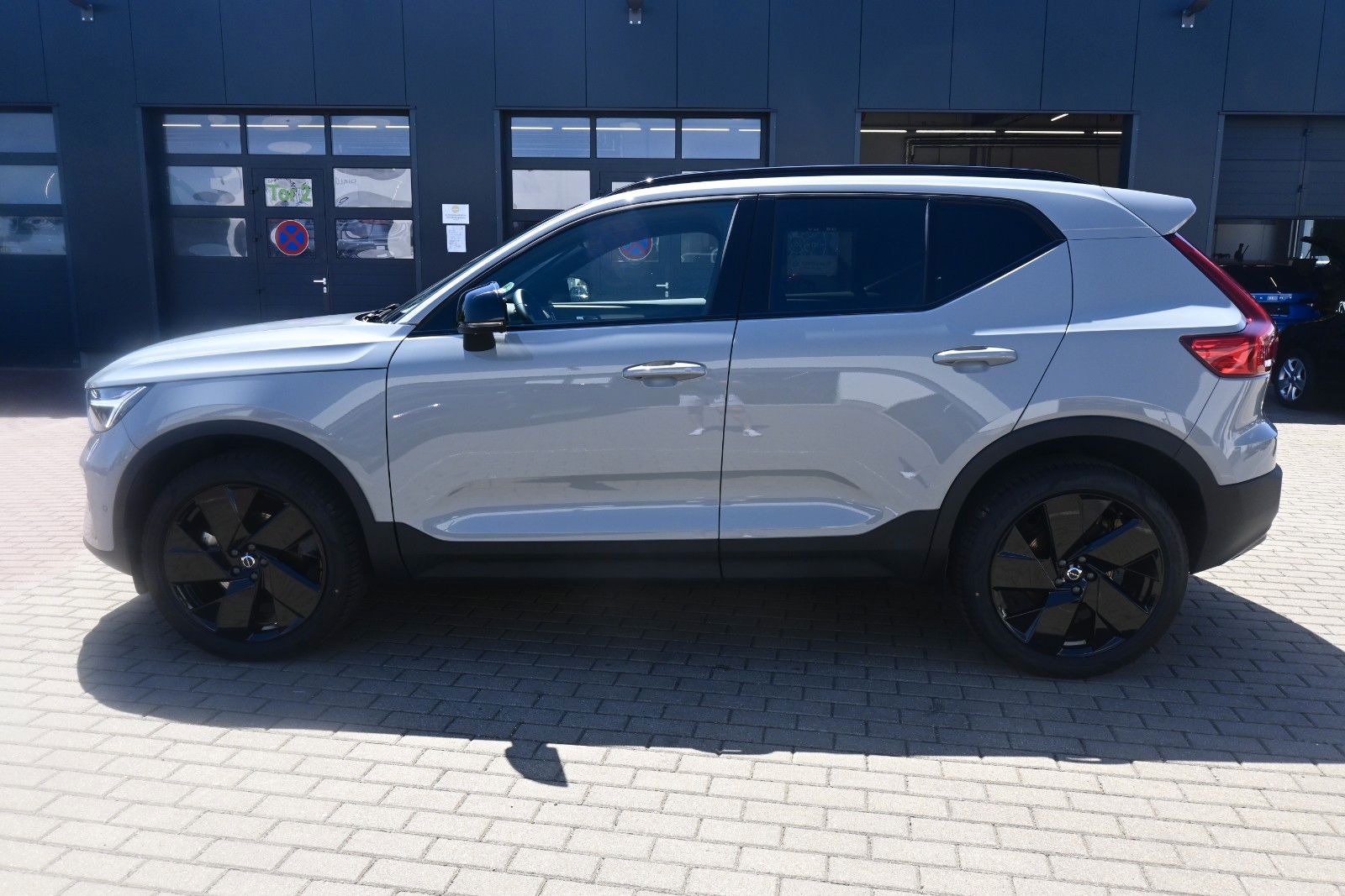 Fahrzeugabbildung Volvo XC40 B3 DKG Plus Black Edition*STDHZG*360°*ACC*