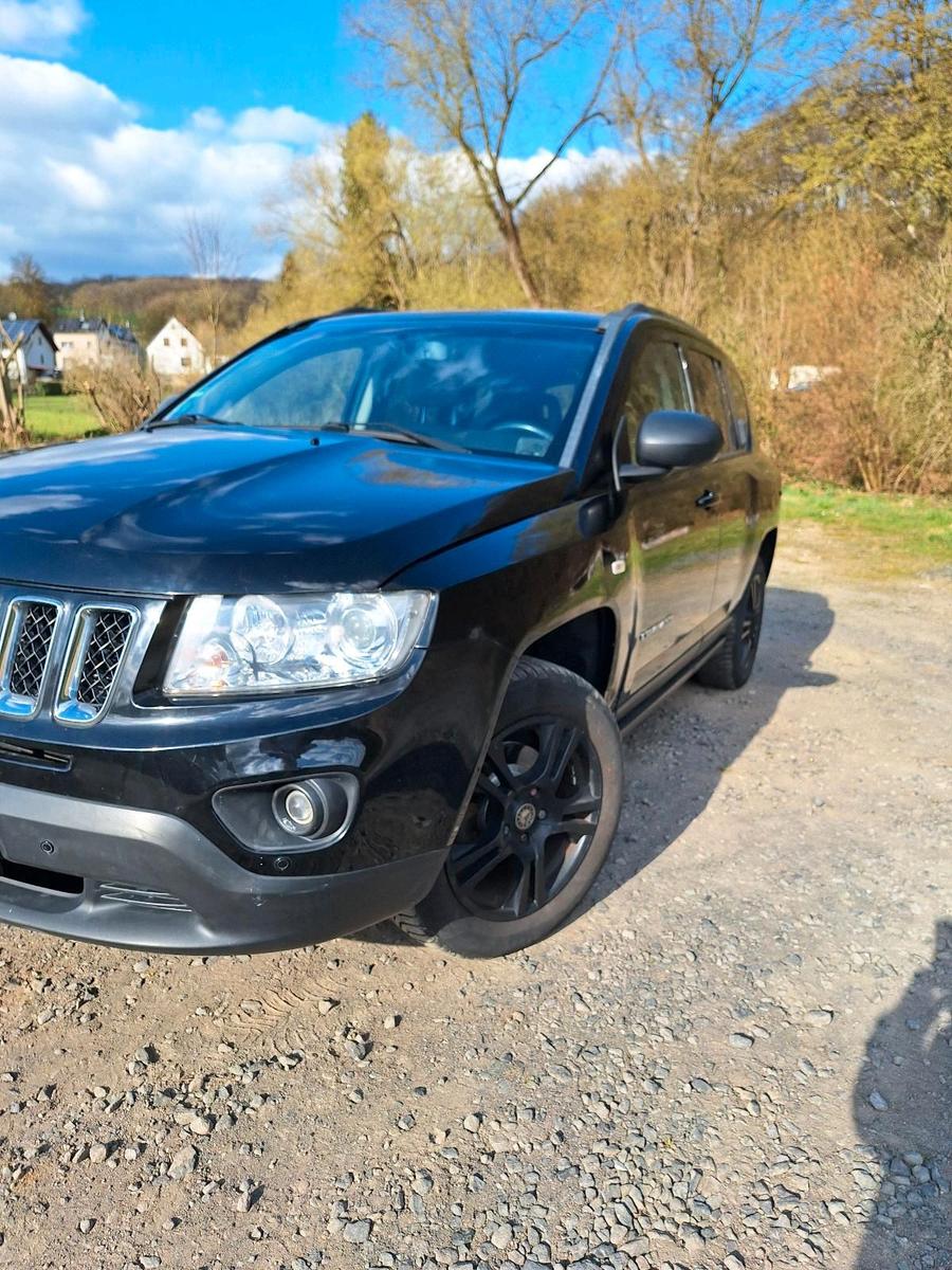 Jeep Compass 2012 — rear view