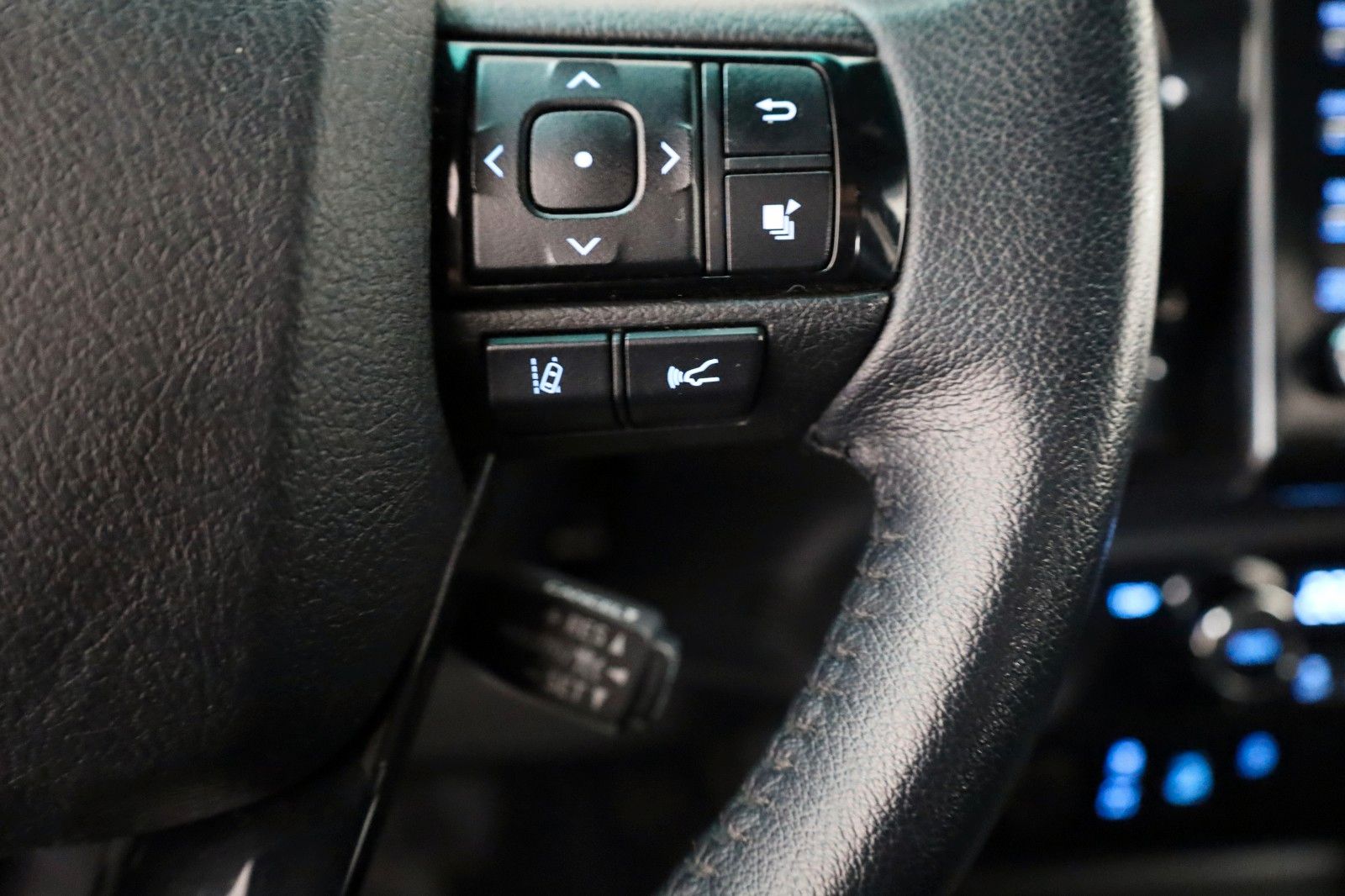 Fahrzeugabbildung Toyota Hilux 2.8 D-4D 4x4Invincible,Leder,ACC,Rollo,AHK