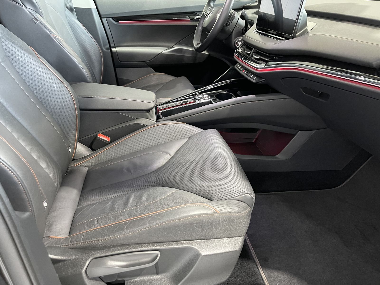 Fahrzeugabbildung SKODA Enyaq 80 Suite*Leder*LED-Matrix*Cam*AHK*