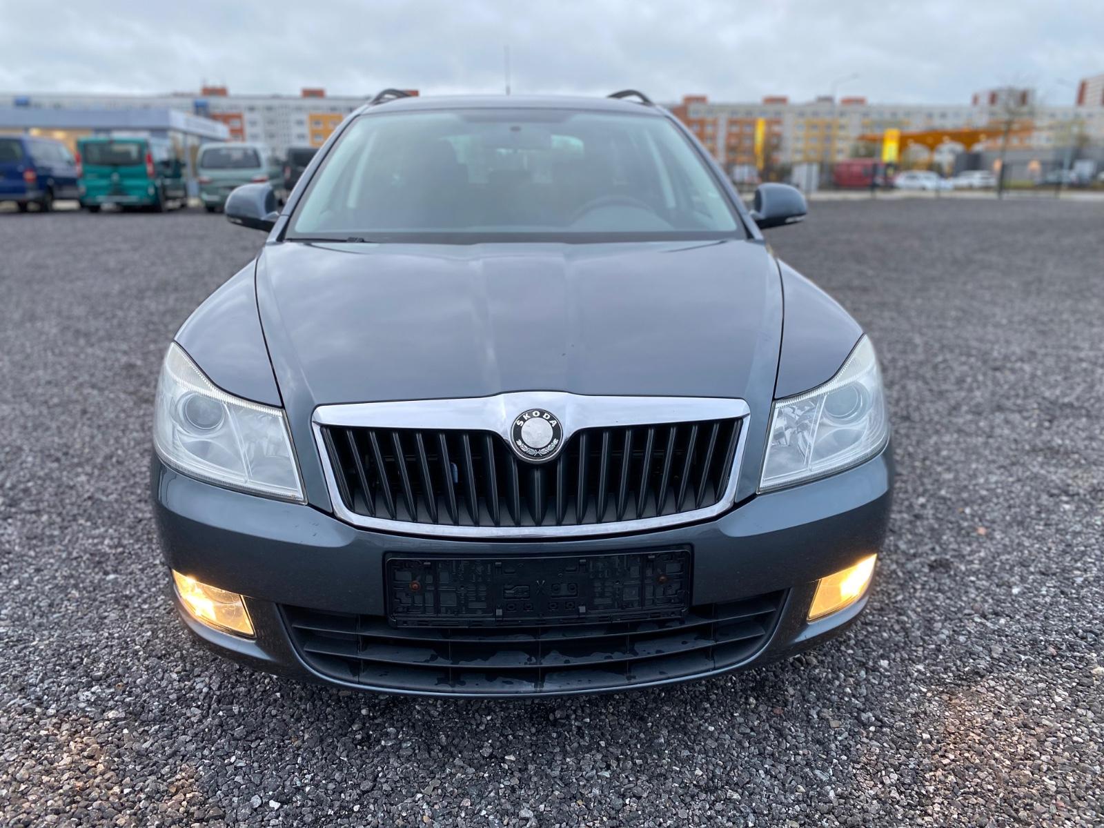 Skoda Octavia 2010 — rear view