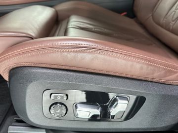 Fahrzeugabbildung BMW X7 xDrive 30d Massage DisplKey SoftCl Laser Voll