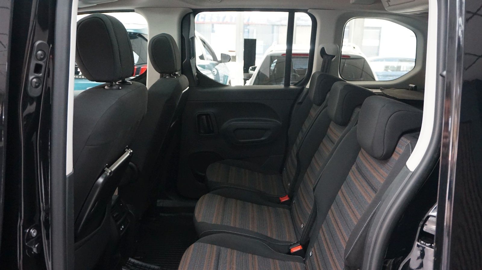 Fahrzeugabbildung Opel Life E Innovation 5,5 L. durch. Verbrauch