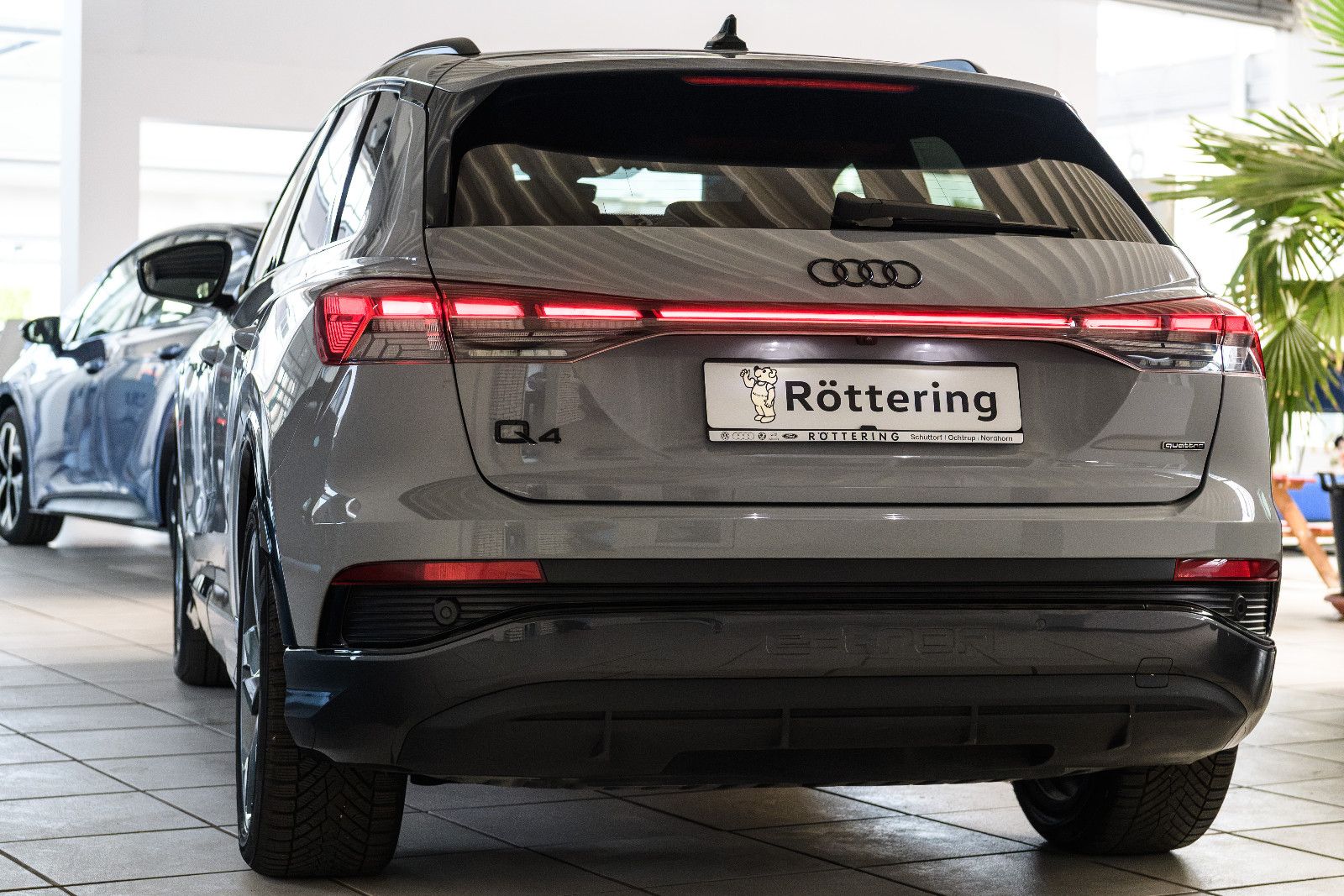 Fahrzeugabbildung Audi Q4 e-tron 45 quattro S-Line MATRIX/RFK/NAVI/