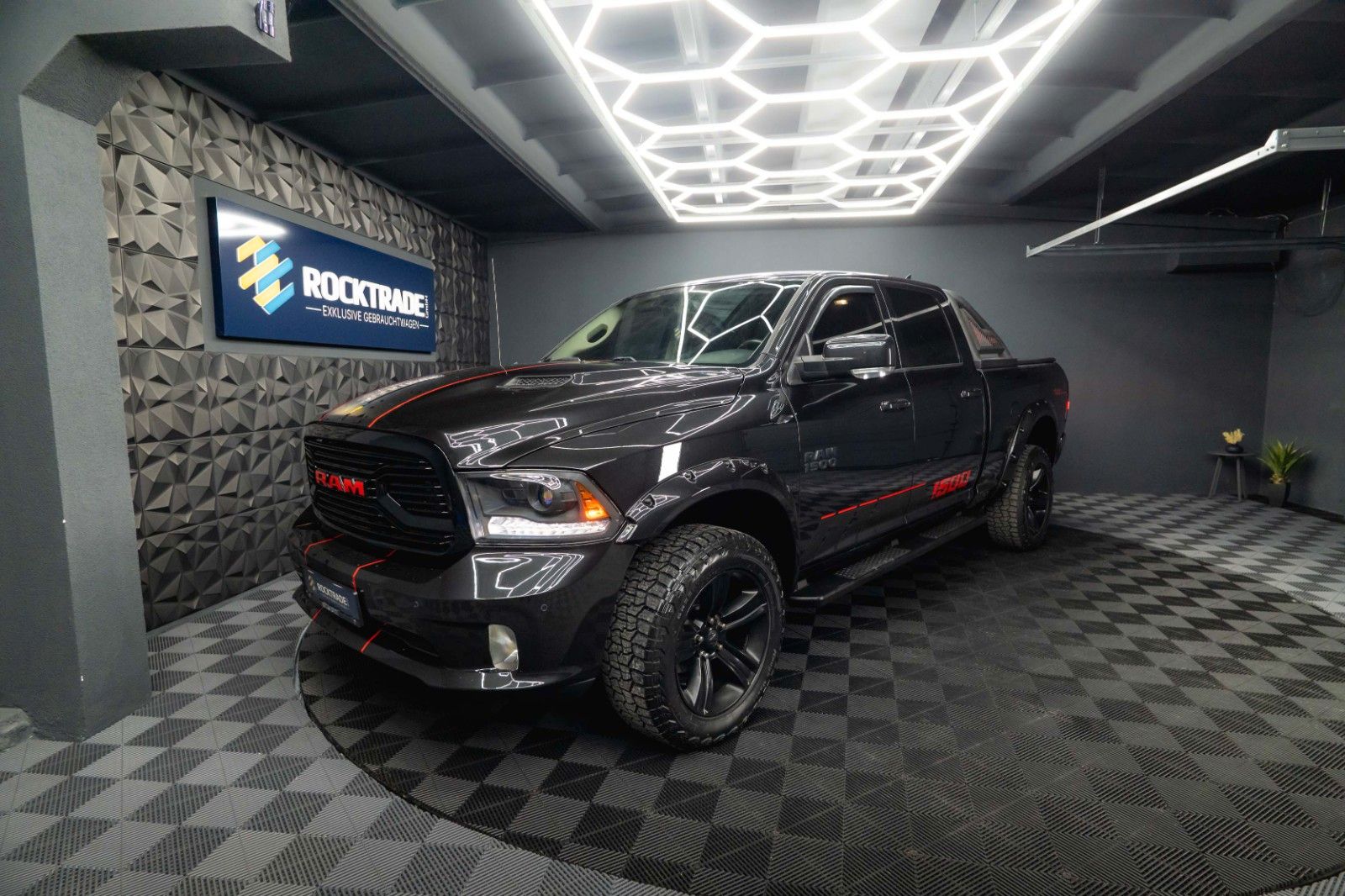 Fahrzeugabbildung Dodge RAM 5.7 V8 HEMI 4x4 OFFROAD Night-Paket LONGBED