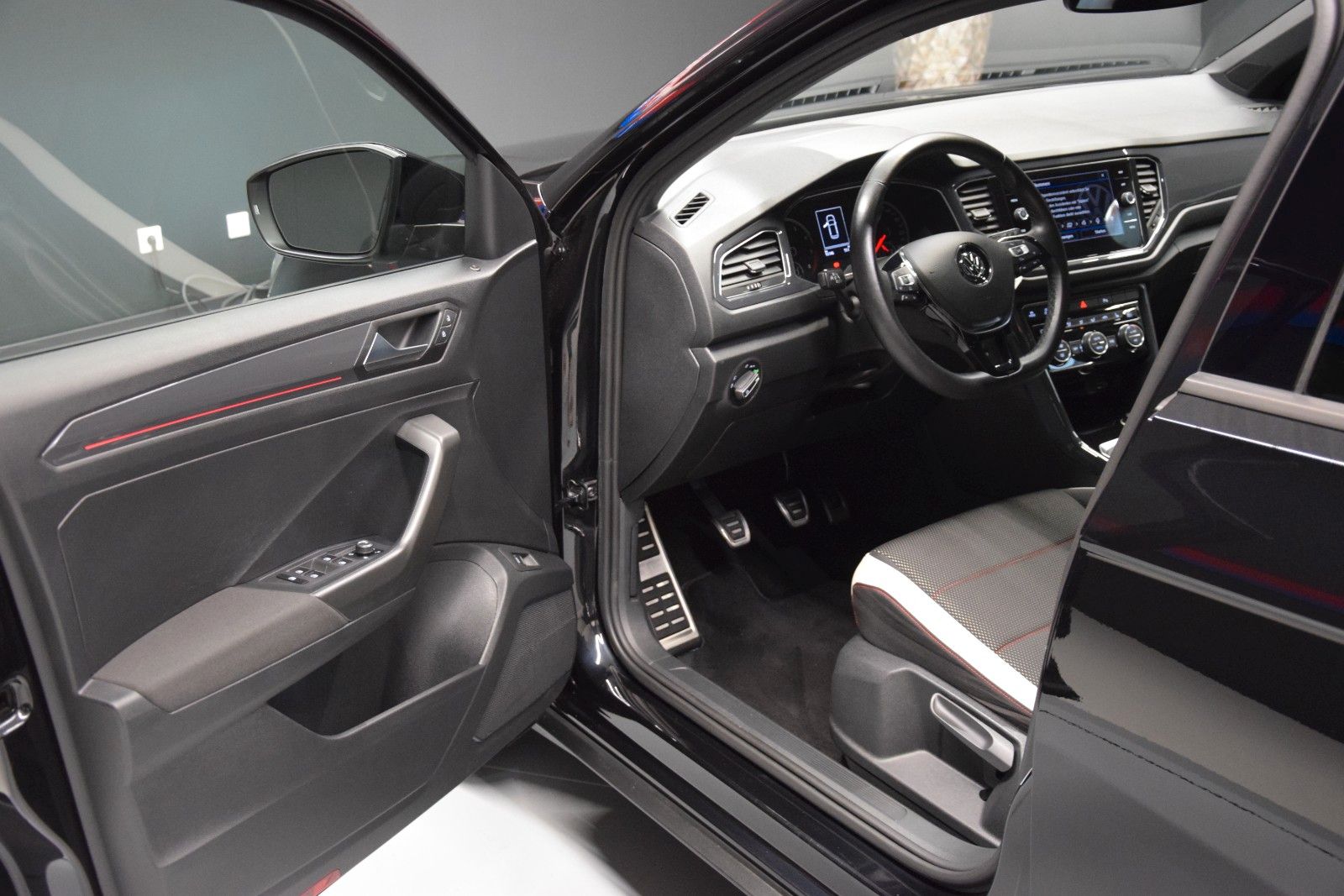 Fahrzeugabbildung Volkswagen T-Roc Sport NAVI LED