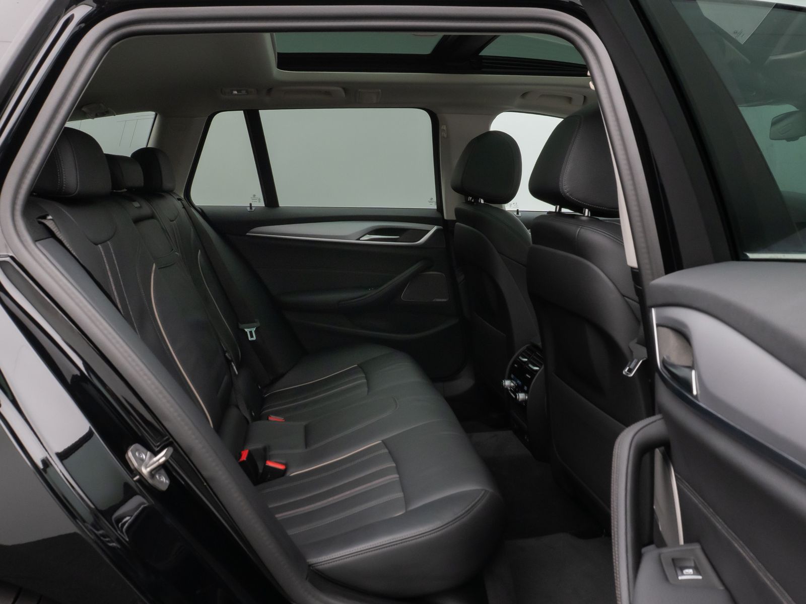 Fahrzeugabbildung BMW 520d xD Panorama Kamera HUD DAB H/K AHK Leder