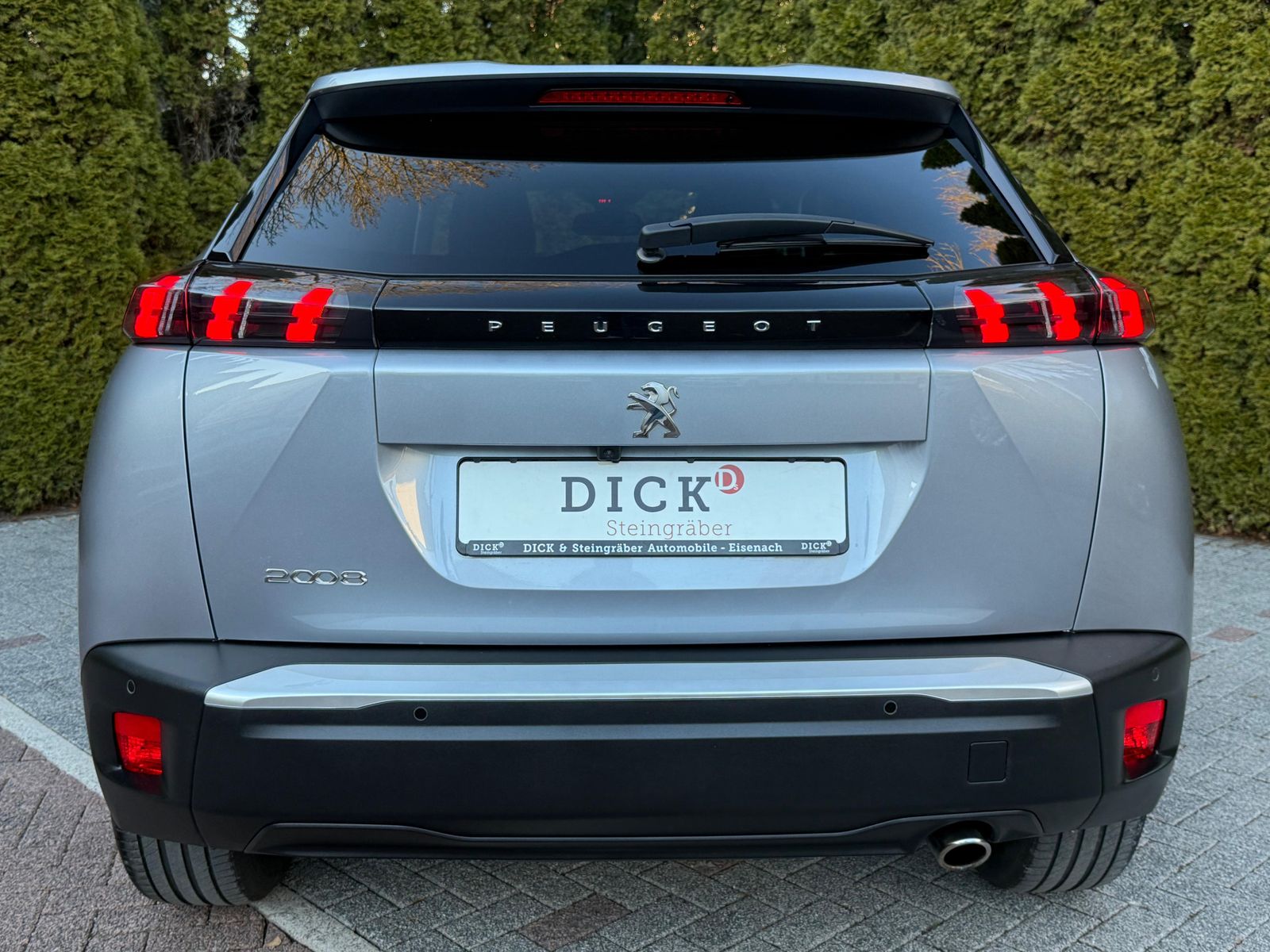 Fahrzeugabbildung Peugeot 2008 1.5 BlueHDI Allure Pack LED+NAV+SHZ+KAM+DAB
