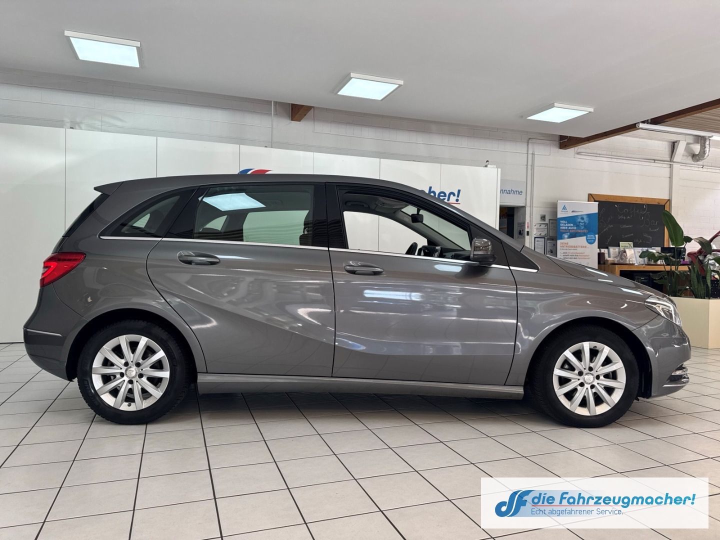 Fahrzeugabbildung Mercedes-Benz B 180 Bi-Xenon SHZ Parklenkass. Rückfahrkam. Not