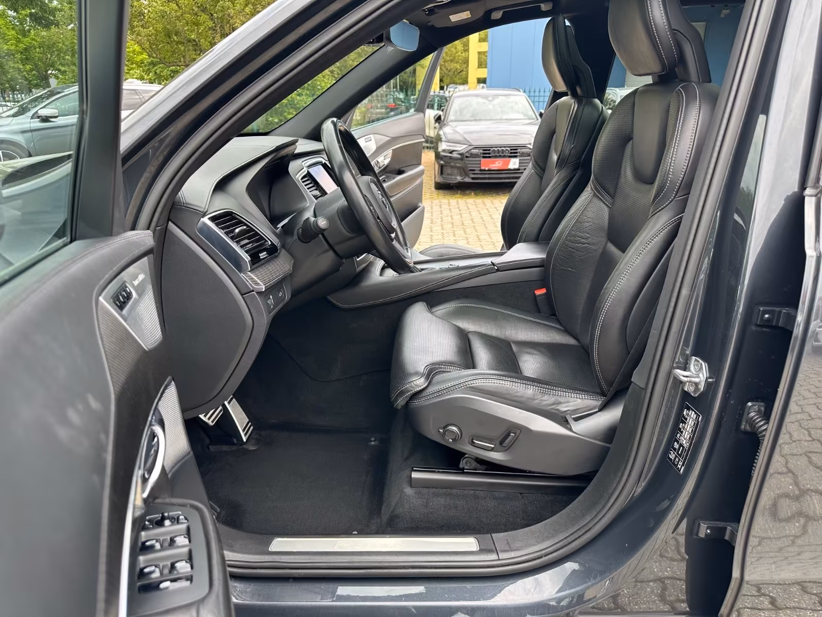Volvo XC90 R-Design AWD KEY Stand AHK Pano ACC Luft