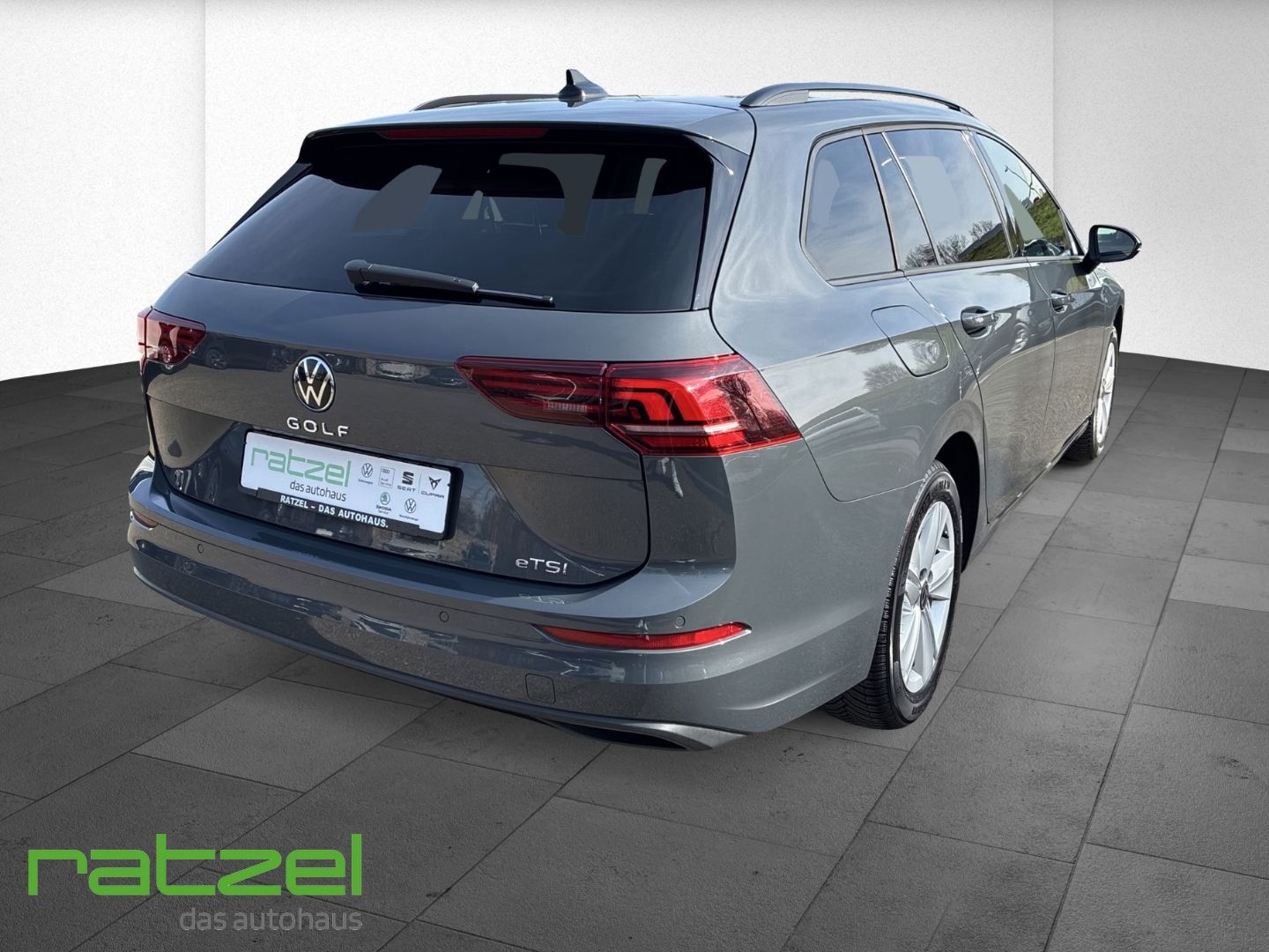 Fahrzeugabbildung Volkswagen Golf Variant 1.5 eTSI DSG Life  LED ACC Apple Ca