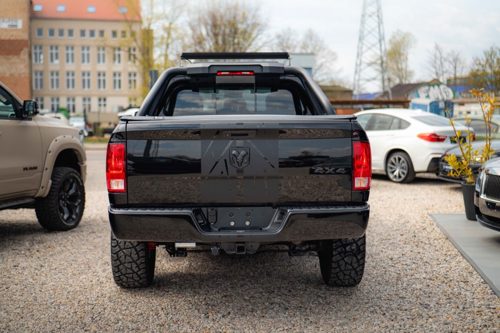 Fahrzeugabbildung Dodge RAM 5.7 V8 HEMI 4x4 OFFROAD Night-Paket *LED*AHK