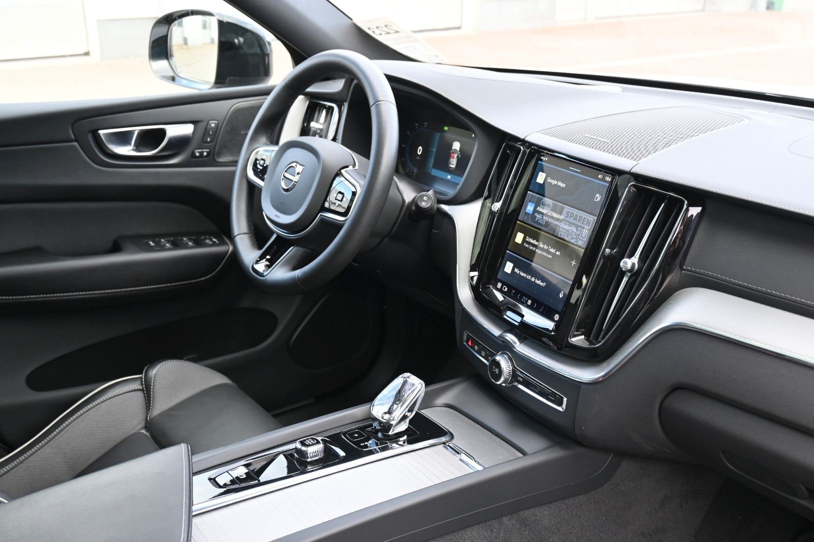 Fahrzeugabbildung Volvo XC60 B4 Ultimate Dark AWD*LUFT*360°*SDTHZG*LED