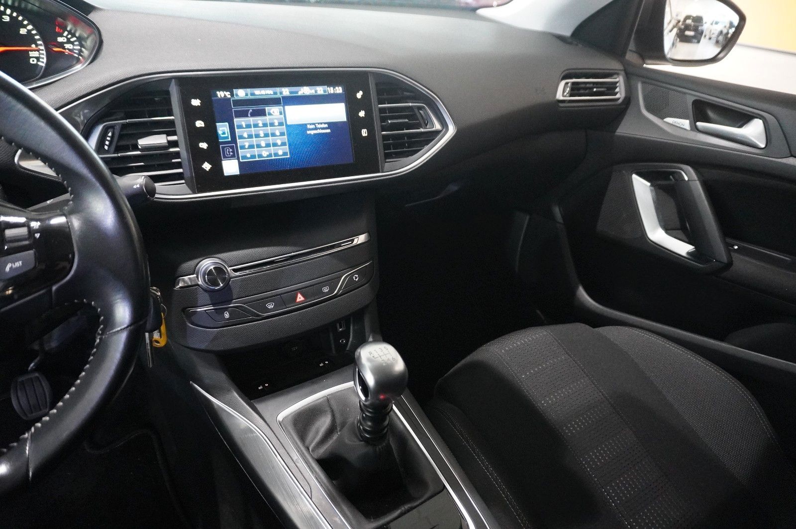 Fahrzeugabbildung Peugeot 308 SW 1.2T ALLURE NAVI/LED/KAMERA/SHZ/SPORT/AHK