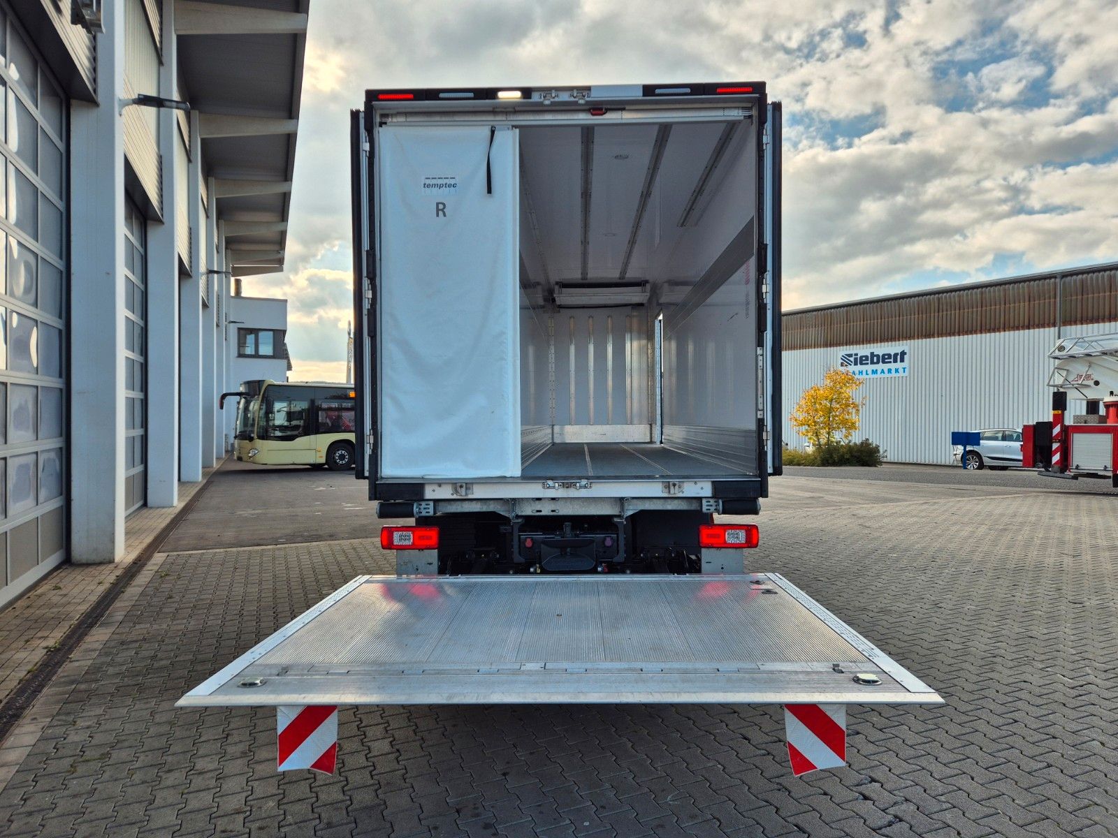 Fahrzeugabbildung Iveco AD190S40/FP Lamberet Mitsubishi LBW Tür AHK