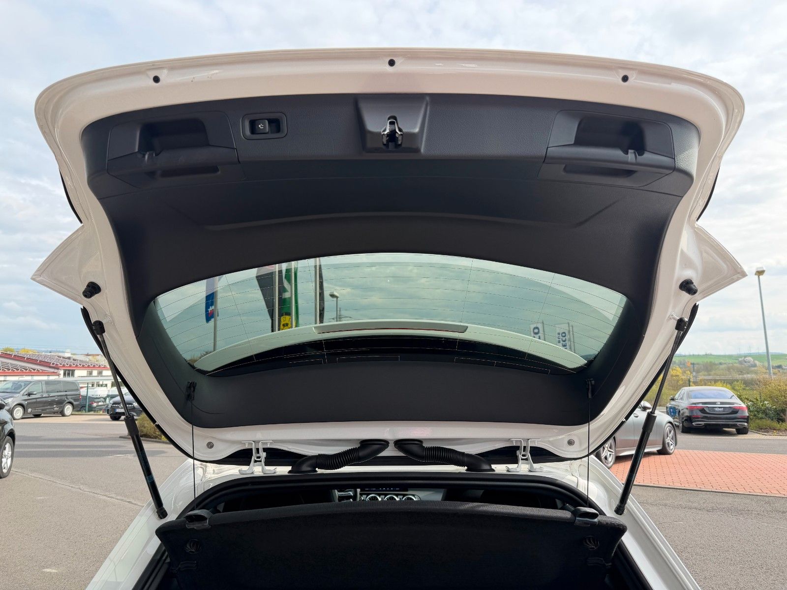 Fahrzeugabbildung Mercedes-Benz A 220 d AMG BURM+AHK+360°+MBEAM+TOTW+DISTR