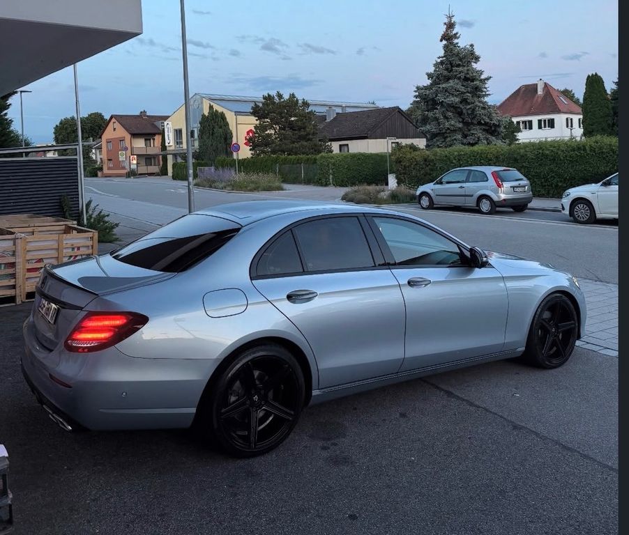 Image of Mercedes-Benz E 220