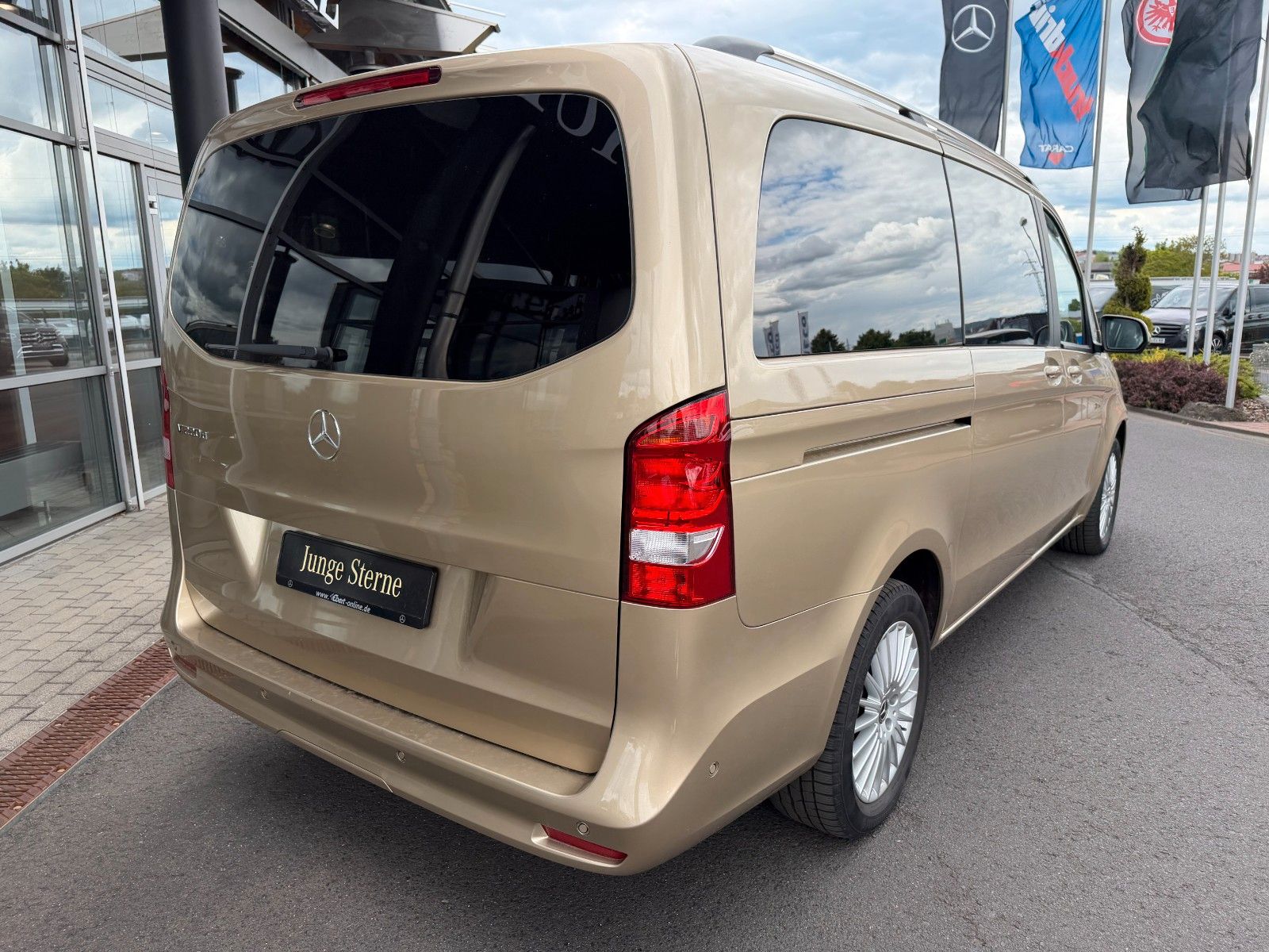 Fahrzeugabbildung Mercedes-Benz V 220 d DISTRONIC AHK 2,5to Standheizung