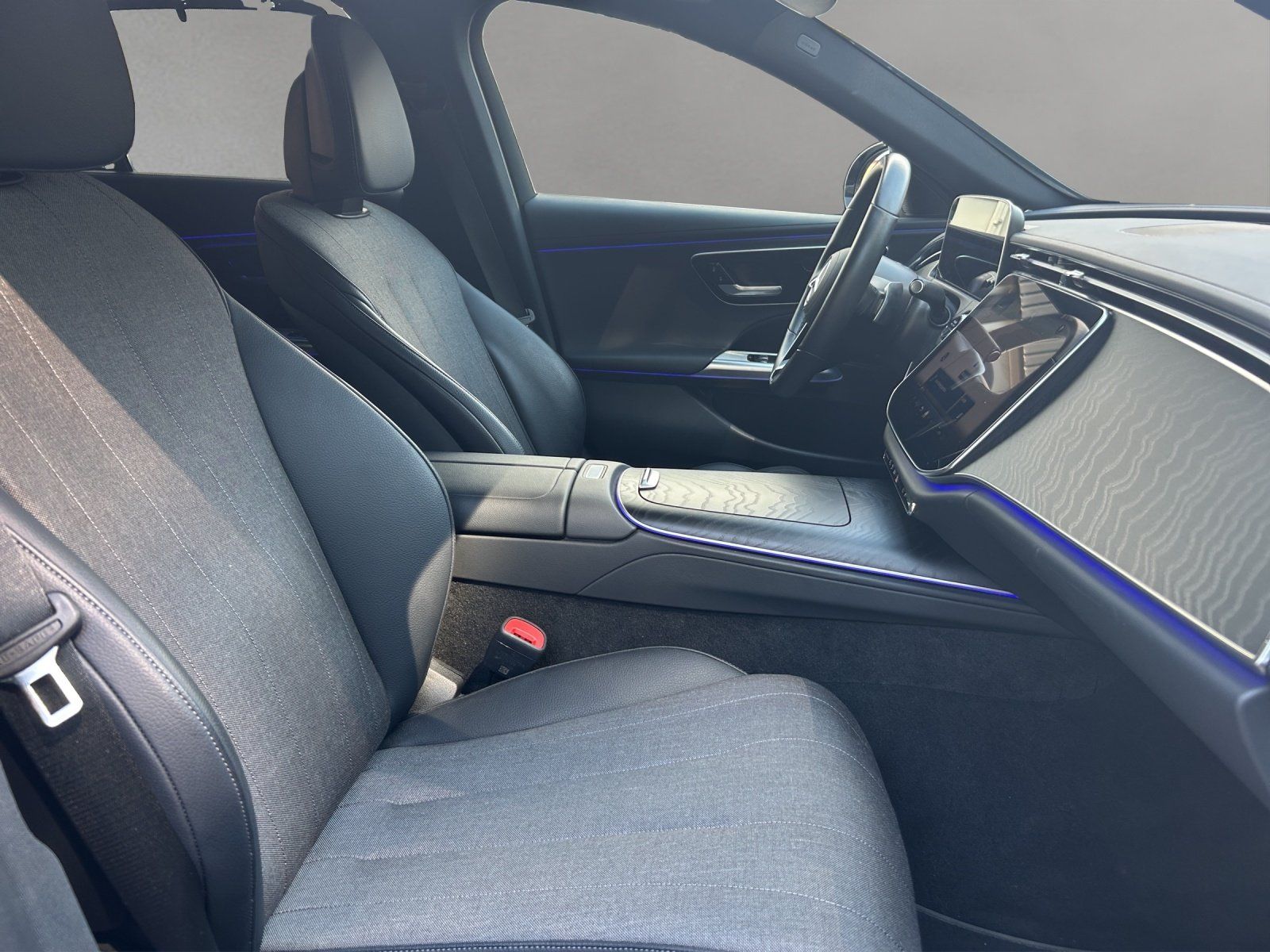 Fahrzeugabbildung Mercedes-Benz e T-Modell DISTRO AHK KEYLESS LRH LED AVANTG