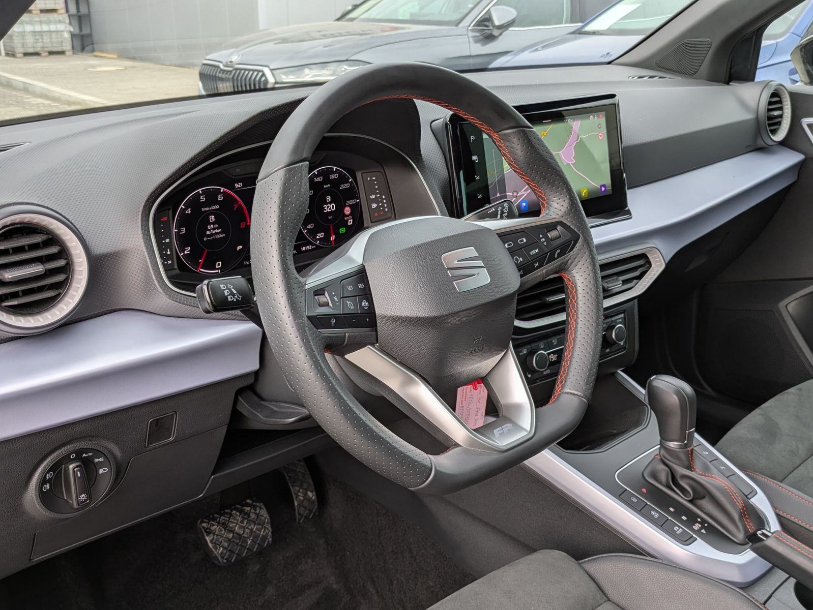 Fahrzeugabbildung SEAT Arona 1.0 TSI FR DSG AHK*ACC*LED*APP*DAB*KAMERA