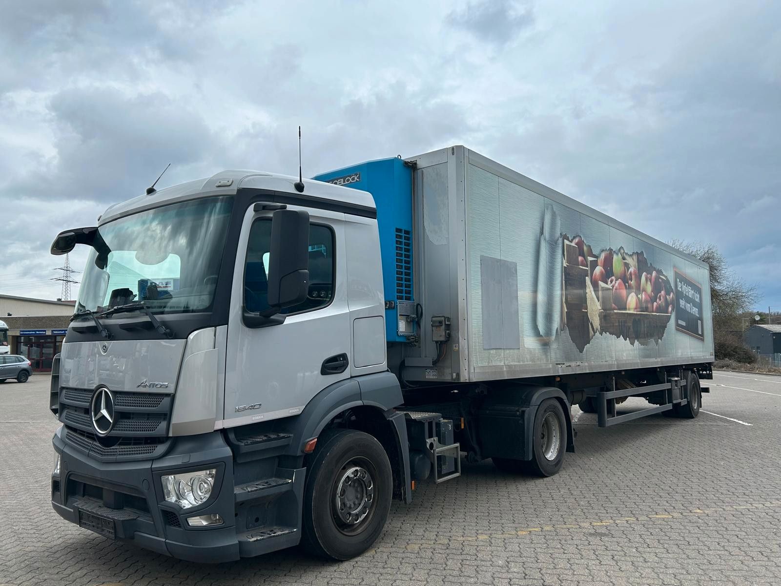 Fahrzeugabbildung Mercedes-Benz 2 Stk. Antos 1840+Rohr Kühlauflieger