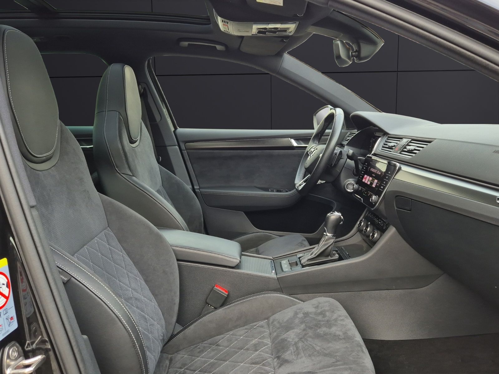 Fahrzeugabbildung SKODA Superb Combi TDI Sportline DSG 4x4 Matrix AHK Na