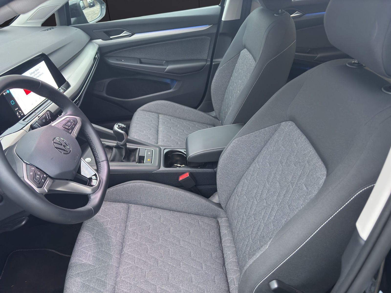 Fahrzeugabbildung Volkswagen Golf VIII TSI Move Climatronic AID PDC SH LM