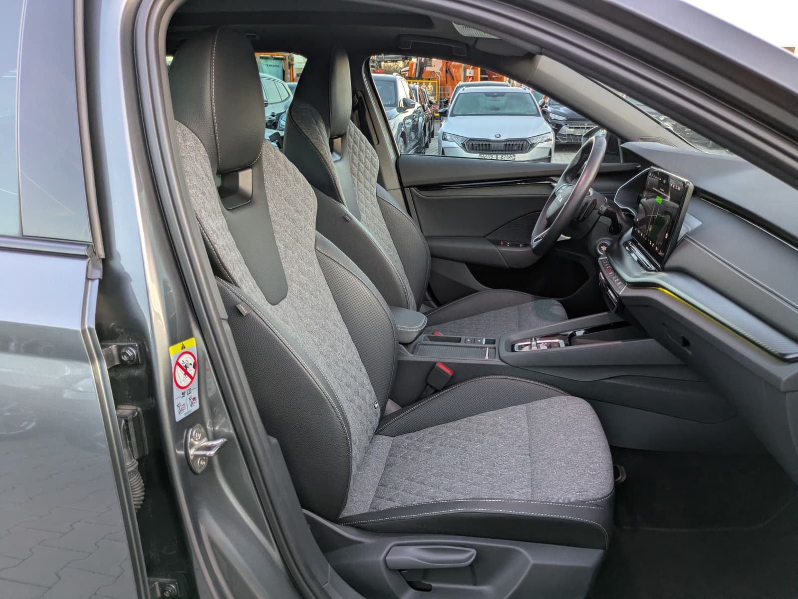 Fahrzeugabbildung SKODA Octavia 1.5 DSG Sportline PANO*MATRIX*AHK*5J.GAR