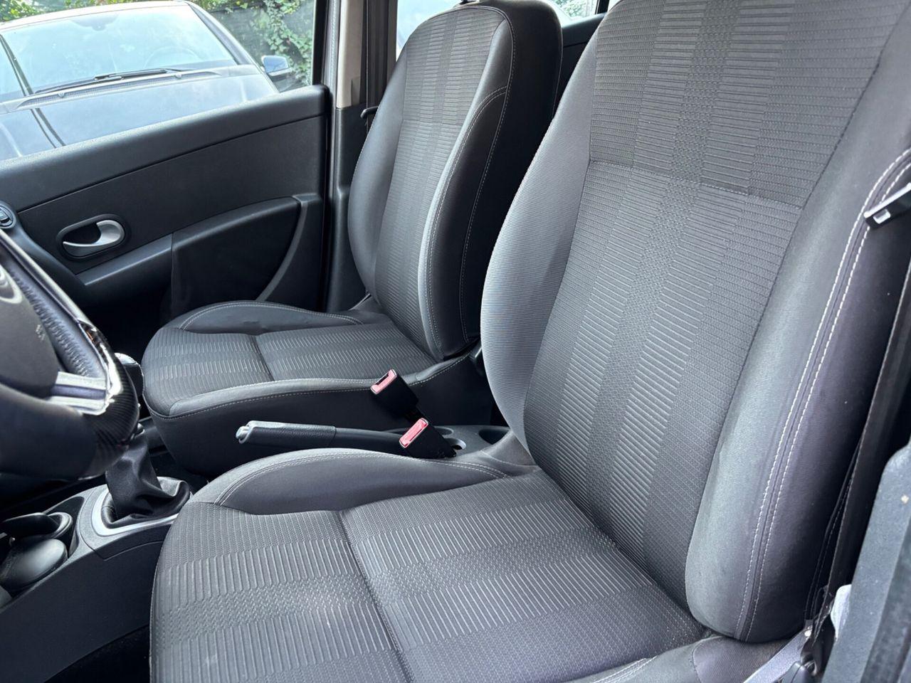 Renault Clio 2010 — photo 12