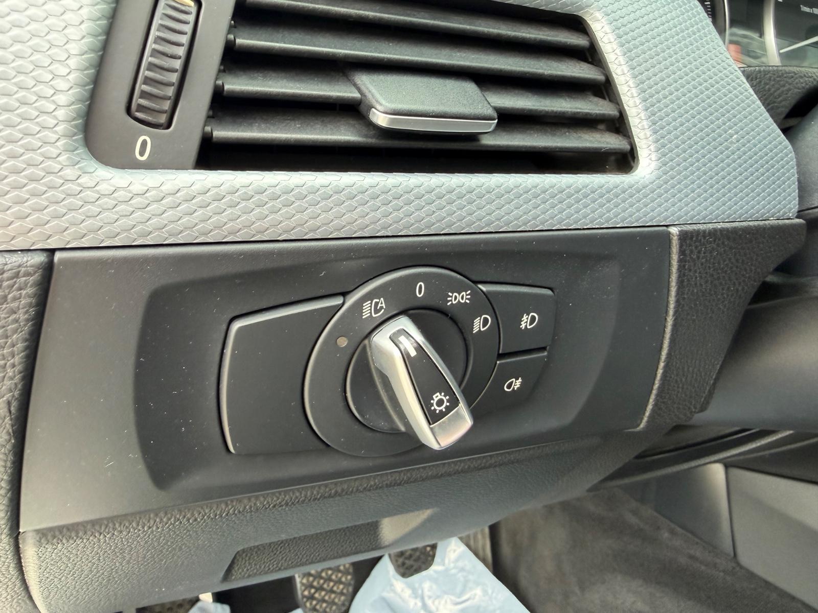 BMW 318 2009 — photo 16